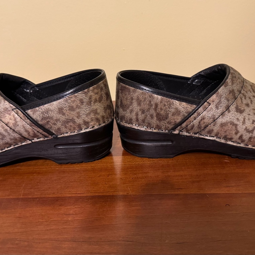 Sanita Clogs Shoes Size 38 EU, US 7/7.5,  Women Leopard Cheetah Comfort EUC - Picture 4 of 7